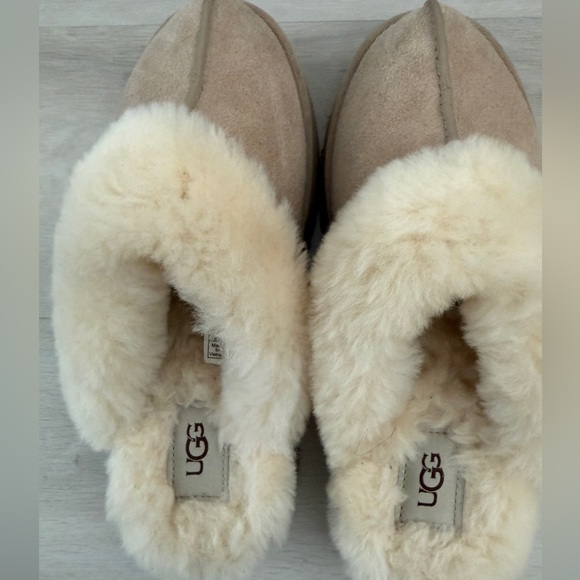 UGG Women's Cream and Tan Sheepskin Slippers on platform - Picture 7 of 9
